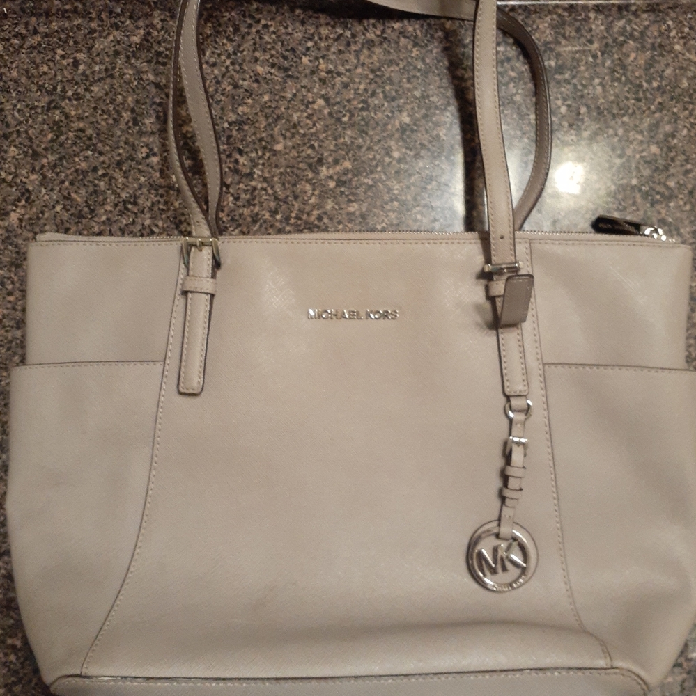 Michael Kors Tote ((Must Go!!!))